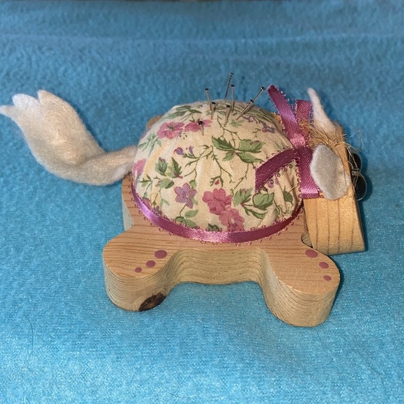 KITTY CAT pin cushion wood base flora fabric mauve ribbon and paint vintage NEW - Picture 4 of 8